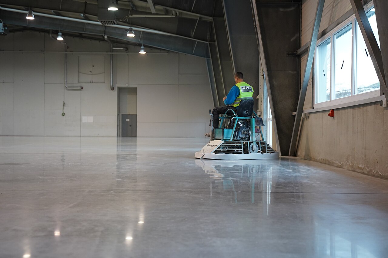 Piso de concreto después del pulido y abrillantado final
